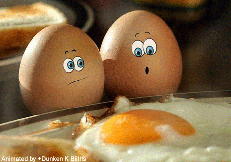 Dois ovos marrons animados olhando para um ovo frito.