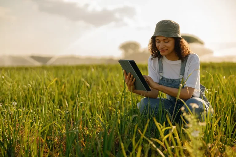 Engenheira agrônoma profissional com tablet digital trabalha em campo